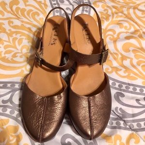 Women’s Korks bronze closed toed clogs, Sz 9